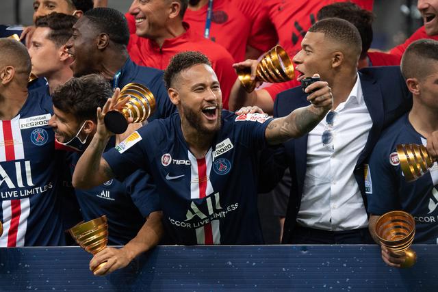 维尼修斯庆祝当选年度最佳球员 把World拼成word